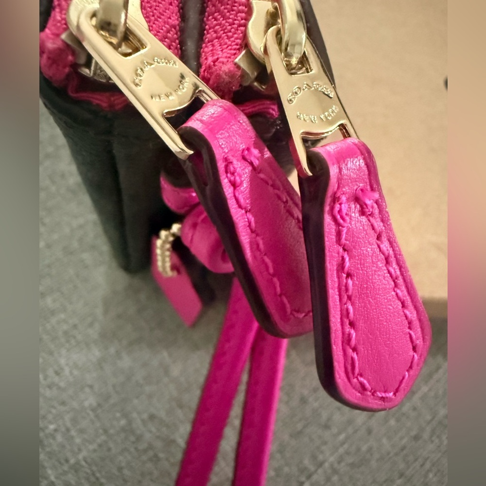 NEW COACH DOUBLE CORNER ZIP WRISTLET IN SIGNATURE
CANVAS. - Picture 7 of 8